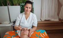 Lade das Bild in den Galerie-Viewer, JetPeel Behandlung Premium  (120 Minuten, JetPeel, Serum, 3-D Massage, Agelesspro, Cream Pack und Liftingvlies)
