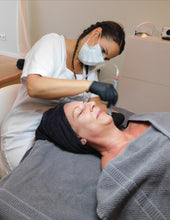 Lade das Bild in den Galerie-Viewer, JetPeel Behandlung Premium  (120 Minuten, JetPeel, Serum, 3-D Massage, Agelesspro, Cream Pack und Liftingvlies)

